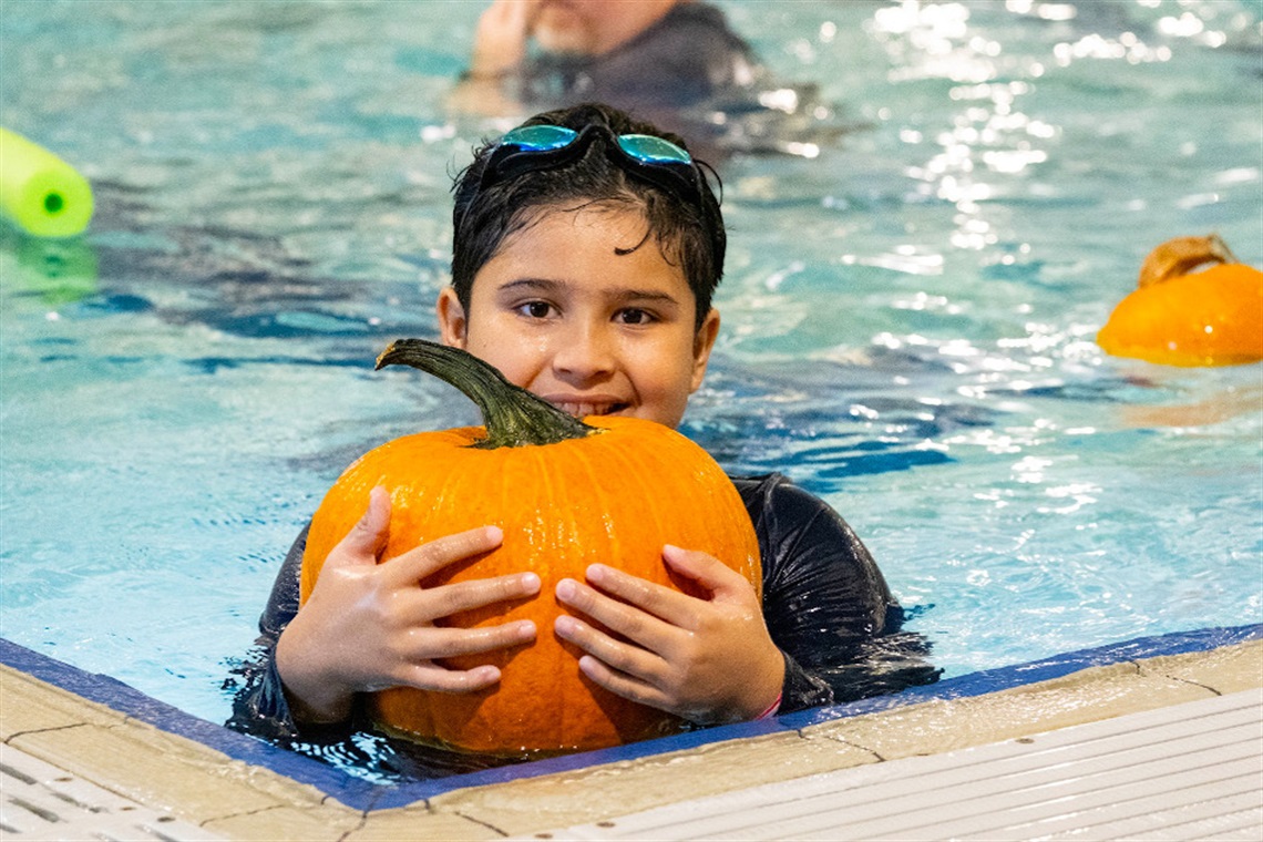 articles-parks-swimming-kid-holding-pumpkin-2024-09-27